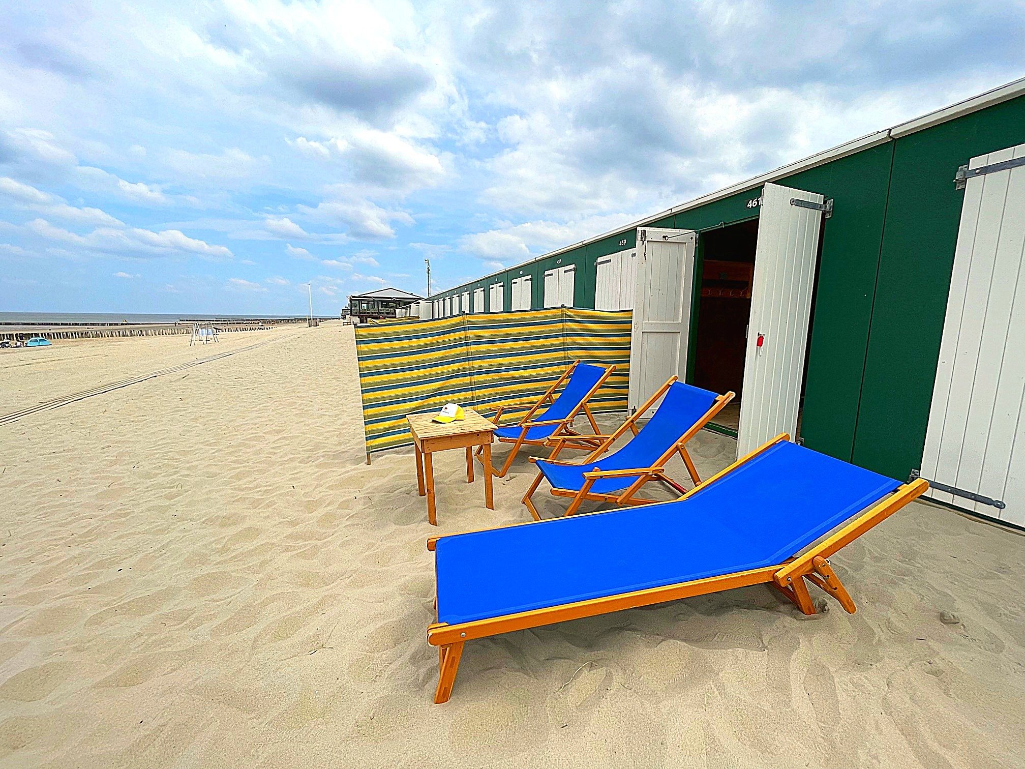 Baddomburg Beach Cabin 01 Sunny